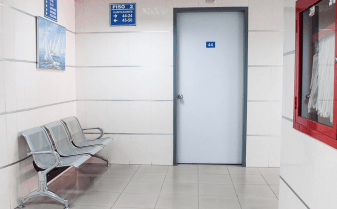 Преимущества металлической медицинской мебели