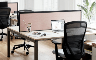 Настольные экраны в офисе